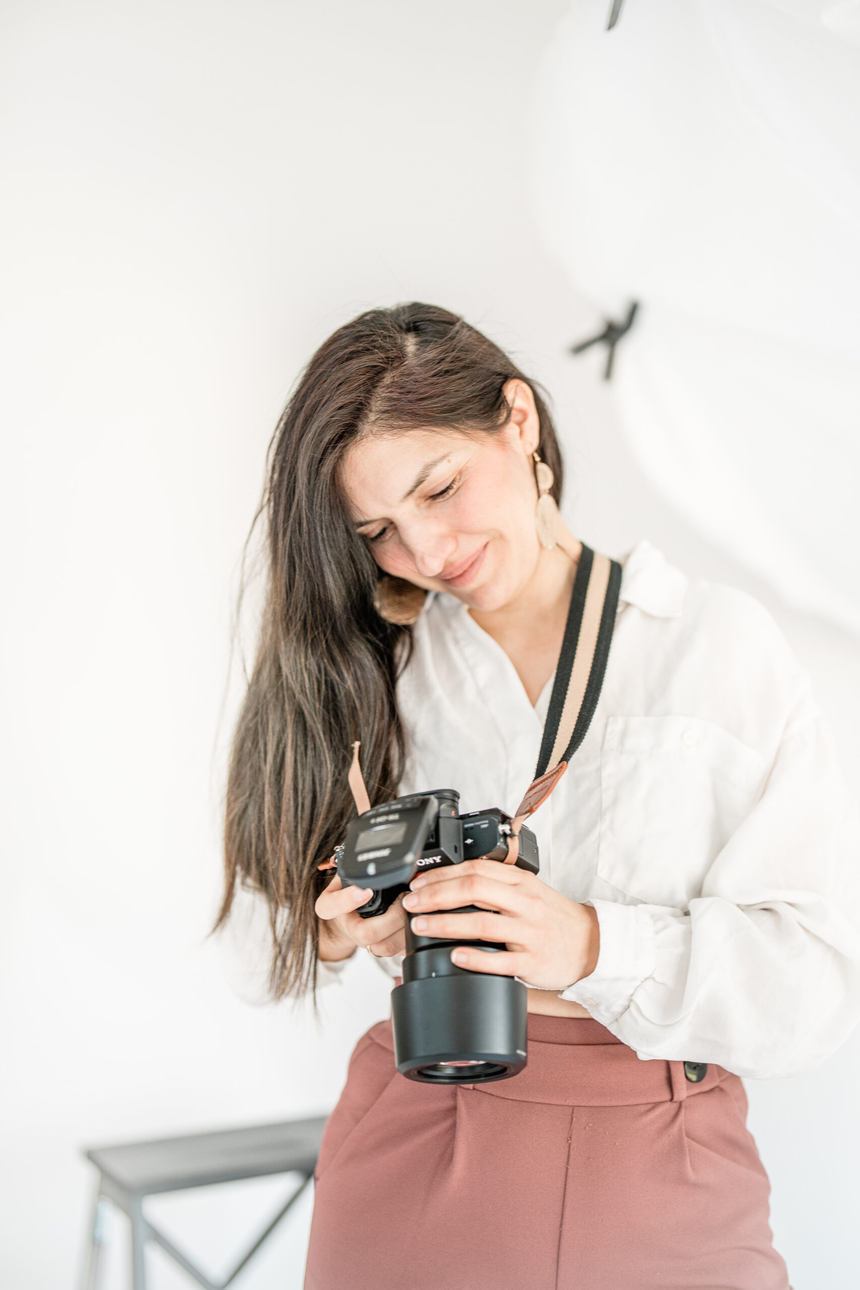 Mariella Schulze mit Kamera in hellem Studio