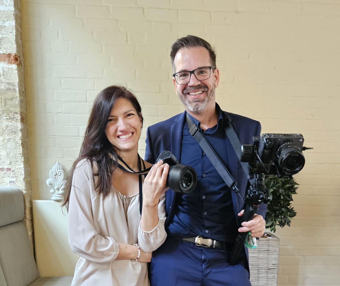 Mariella Schulze und Vibrant Films mit Foto- und Filmkamera