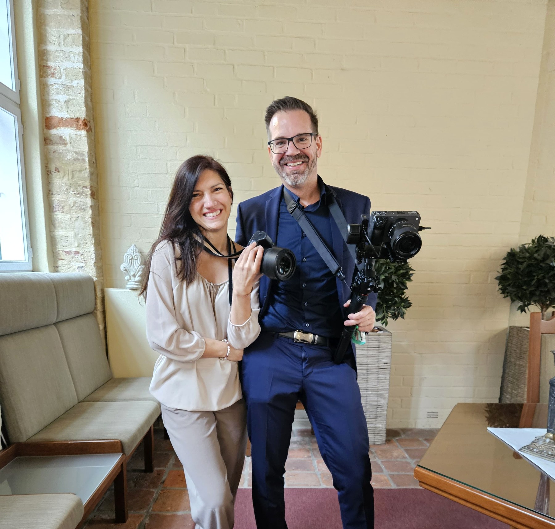 Mariella Schulze und Vibrant Films gemeinsam mit Foto- und Filmkamera