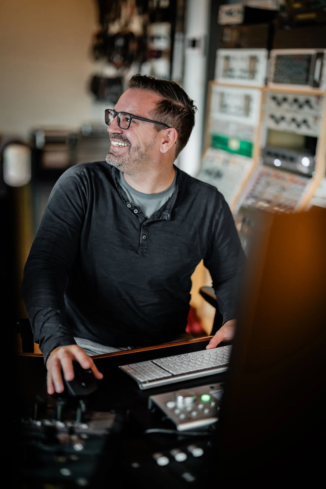Portrait von Vibrant Films im Tonstudio